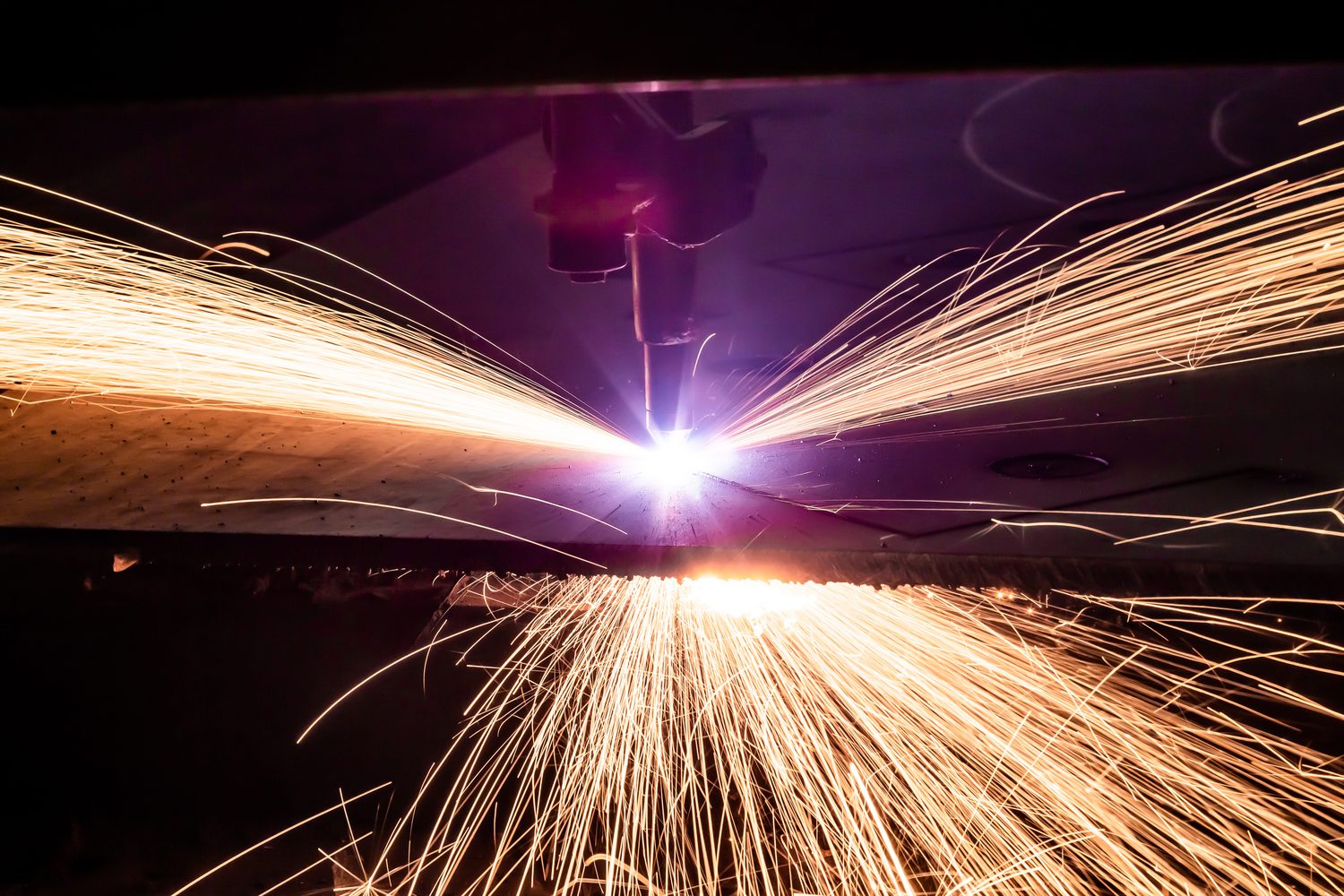 Corte CNC por plasma de chapa de acero antidesgaste con chispas en taller industrial
