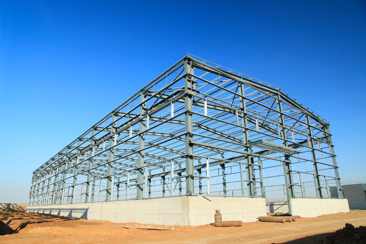 Nave industrial con estructura metálica en obra construida por SUME ATLÁNTICO en Lanzarote