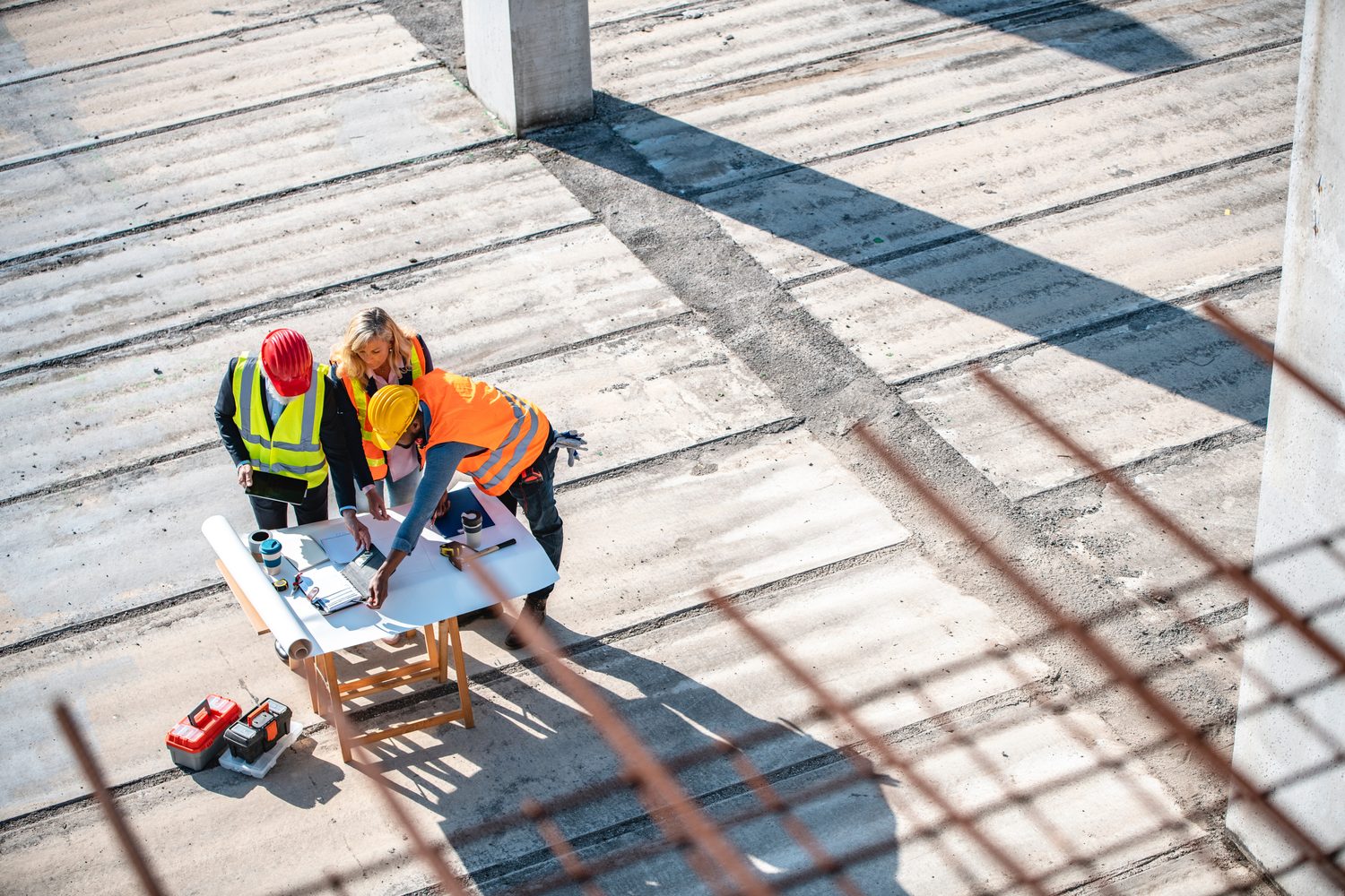 Operarios revisando estructura de cubierta en obra industrial en Canarias