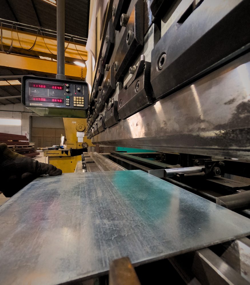 Plegadora CNC de chapa metálica en taller SUME ATLÁNTICO