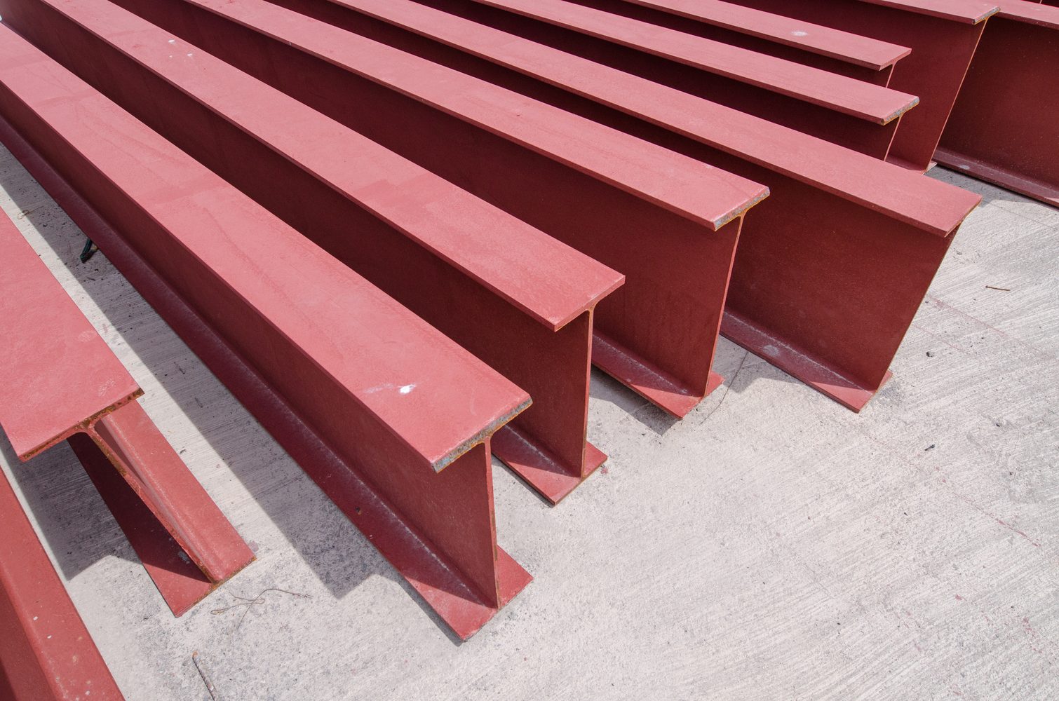 Vigas de acero HEB e IPE imprimadas en rojo en almacén de materiales metálicos Lanzarote